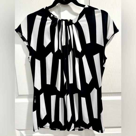 Worthington Tops - Worthington Blk/White Geo Print, Cap Sleeve, Pleated Blouse w/back Gold Zip Sz L
